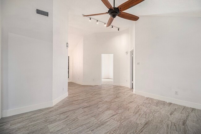 Building Photo - 1019 W Brompton Dr