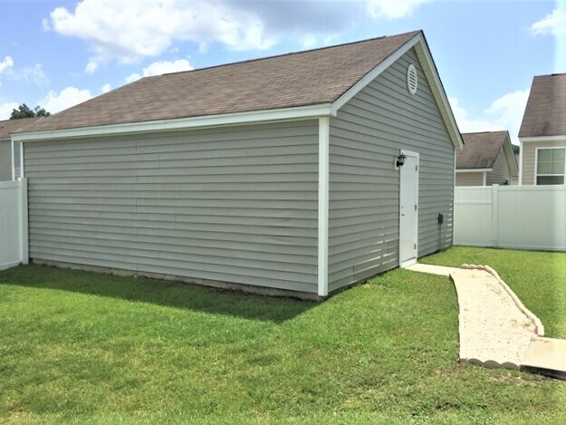 Building Photo - 14 Bushwood Dr