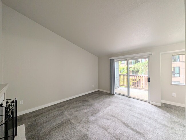 Building Photo - 15433 Country Club Dr