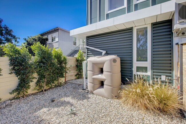 Building Photo - 837 N Kingsley Dr