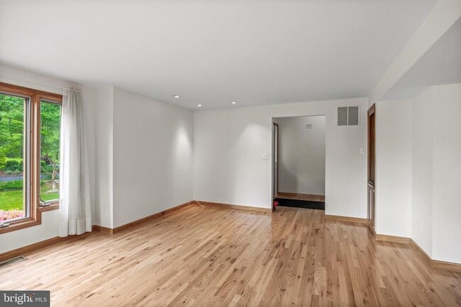 Building Photo - 405 Holly Glen Dr