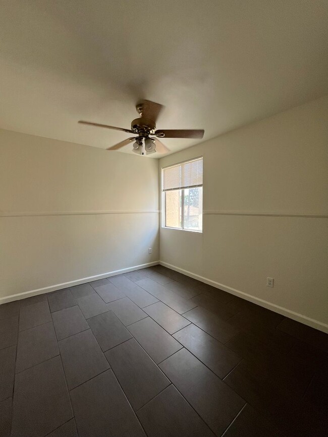 Building Photo - 4BR/2.5BA Two Story Condo Available
