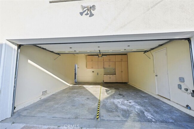 Building Photo - 411 Goldenrod Ave