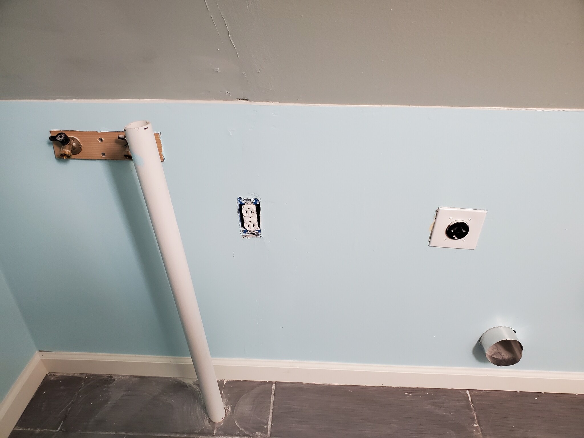 Laundry Hookups - 216 N 4th Ave