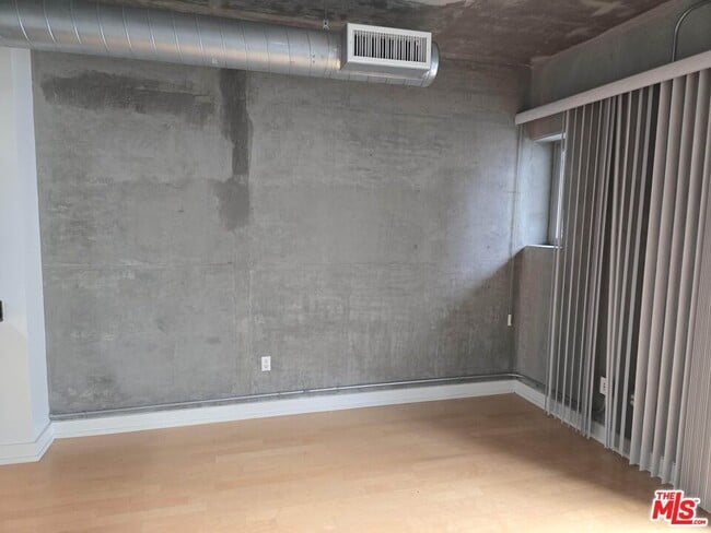 Building Photo - 645 W 9th St