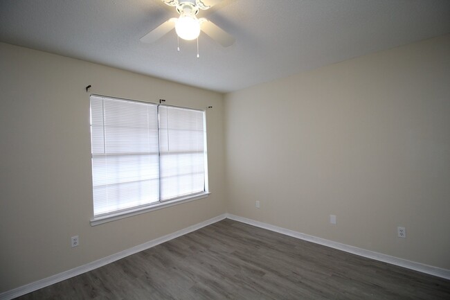 Building Photo - Upstairs 2BR/1BA Apartment Off 9 Mile Rd –...