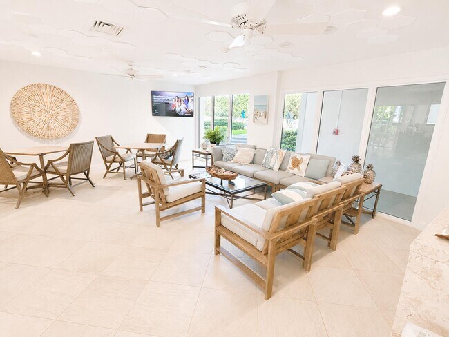 Building Photo - 1069 Hillsboro Mile