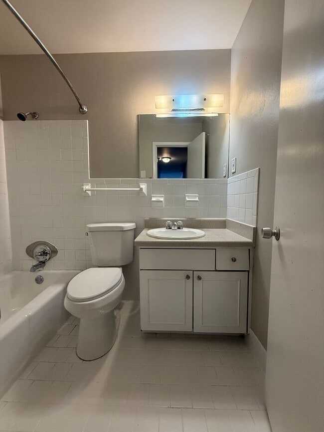 Building Photo - 2 Bedroom Unit was recently renovated. Live walking distance from the downtown square or steps fr...