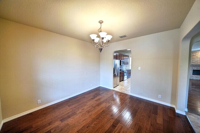 Building Photo - Gorgeous 5-Bedroom, 3.5-Bathroom Home Near...