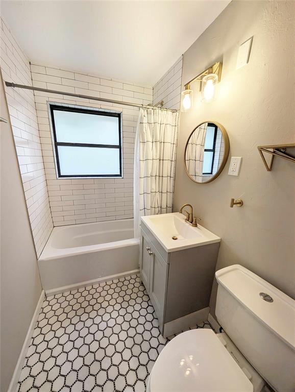 Building Photo - 2216 Hasley Dr