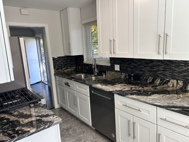 Building Photo - Newly Remodeled Duplex