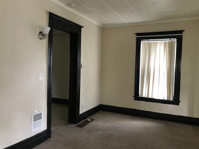 Building Photo - HUGE SINGLE FAMILY FOR RENT !!