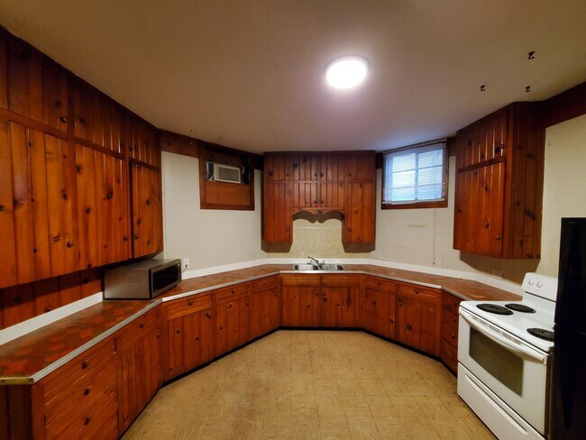 Primary Photo - Large 1 bedroom remodeled apartment, washe...