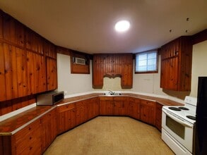 Building Photo - Large 1 bedroom remodeled apartment, washe...