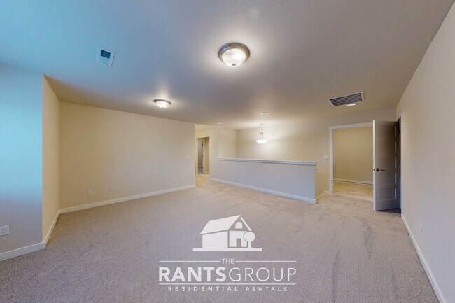 Building Photo - Beautiful Home! Easy JBLM commute!
