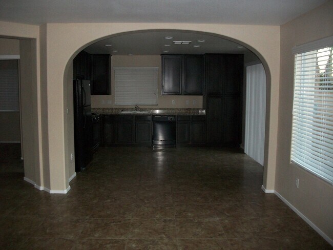 Building Photo - Beautiful 4 Bedroom Home with Granite Coun...