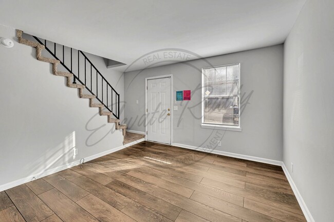 Building Photo - Two Bedroom Duplex near Trinity Hills in Nashville!