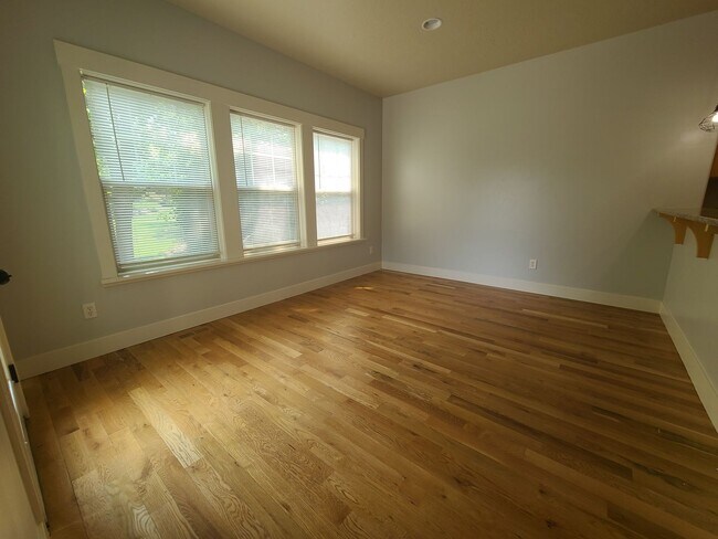 Building Photo - Clean and ready to go 3 bedroom home