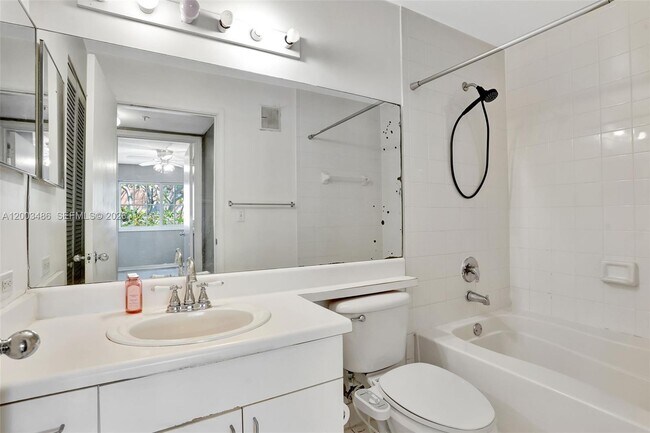 Building Photo - 4820 N State Rd 7