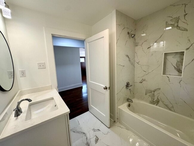 Building Photo - Renovated 2 bedroom 1 bathroom house ready...
