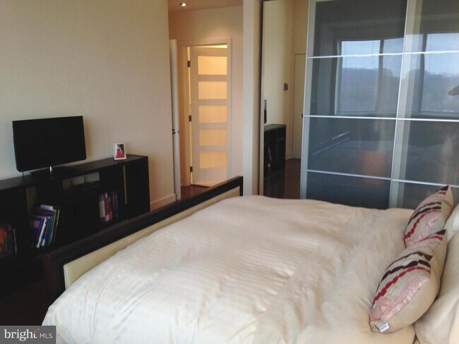 Building Photo - 10401 Grosvenor Pl