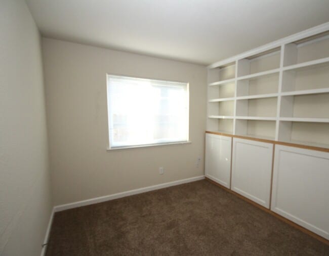 Building Photo - Charming 3Br/2BA/ 1444SF Available Now! Te...