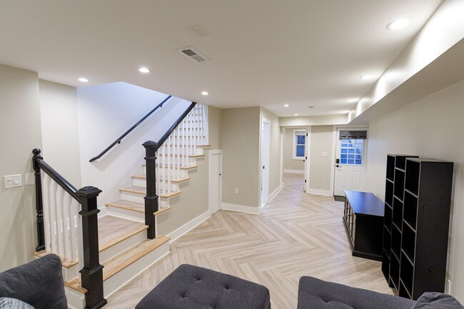 Building Photo - Beautifully Updated 4 Bed/3.5 Bath Row-Hom...