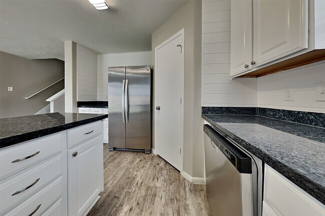 Building Photo - 2506 Buckminster Dr