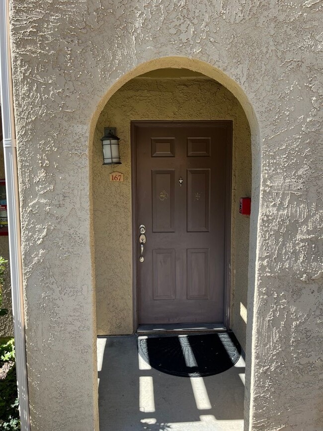 Building Photo - 2 Bedroom Condo in Quiet, Gated Community