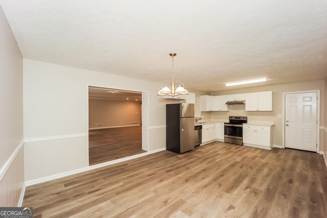 Building Photo - 600 Emerald Dr