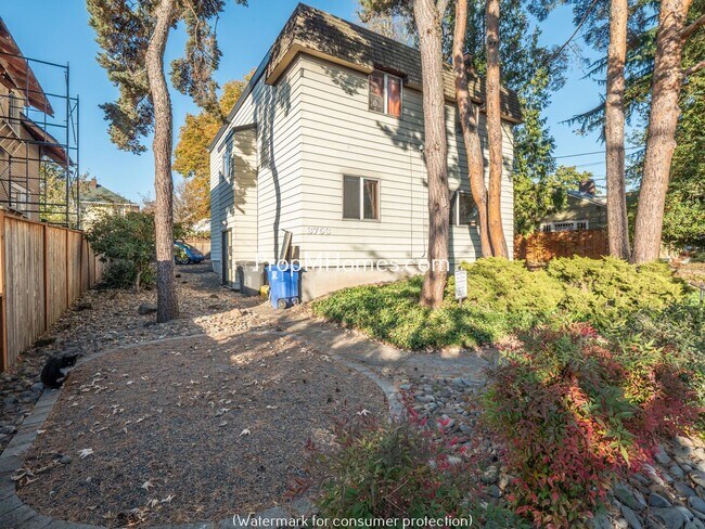 Building Photo - One Bedroom Hawthorne Apartment w/ Secure ...