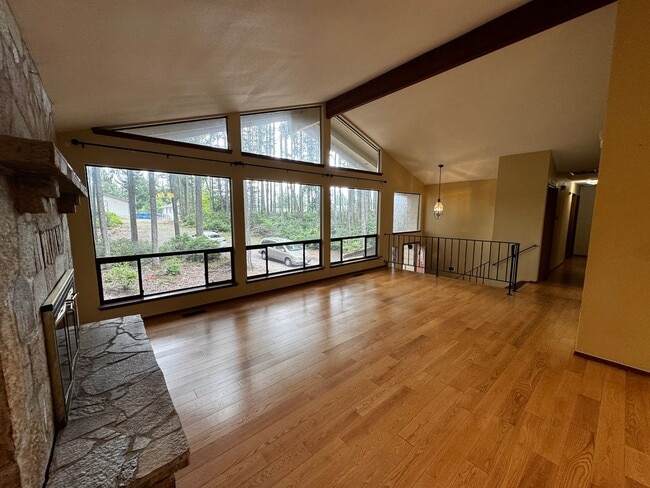Building Photo - Silverdale Split-Level Home with Bonus Are...