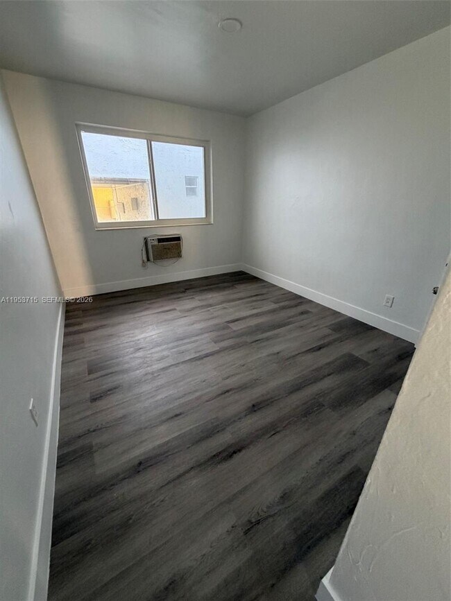 Building Photo - 2160 Bay Dr