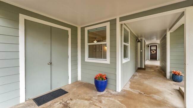 Building Photo - 207 Elm Lodge Dr