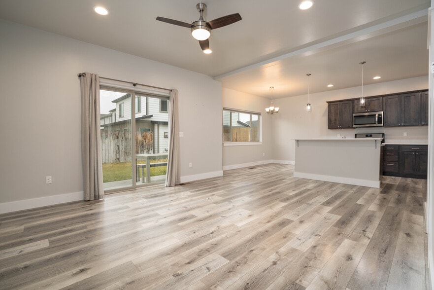 Building Photo - 1403 Happy Ln