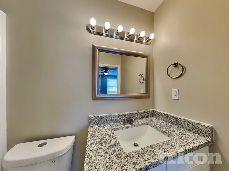 Building Photo - 213 Walnut Crest Dr