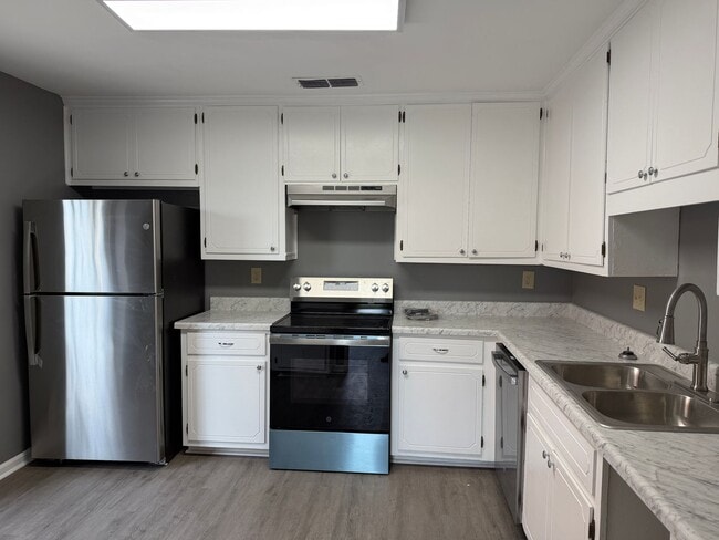 Building Photo - Newly Renovated Home!