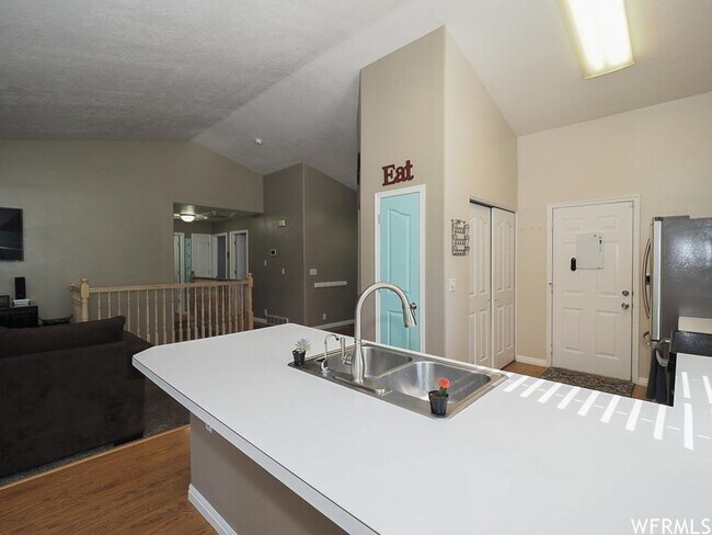 Building Photo - Spacious Rambler w attached 2 car garage!