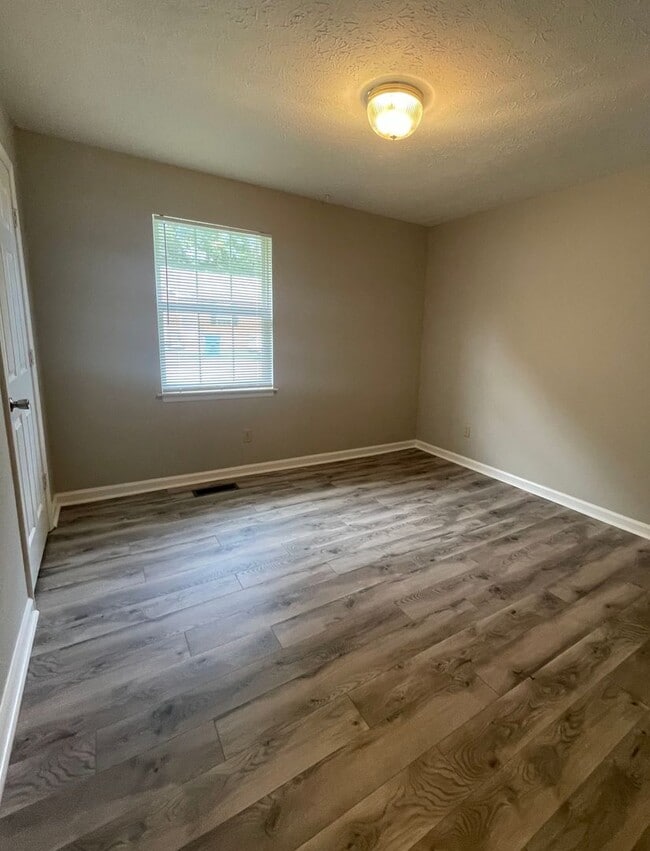 Building Photo - AVAILABLE NOW 3 bedroom, 2 bath with garag...