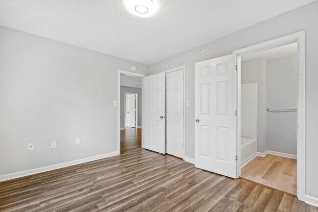 Building Photo - University Woods Retreat: 4 BR/4 Bath minutes to NCSU!