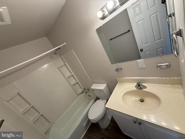 Building Photo - 534 Olde Greenwich Cir