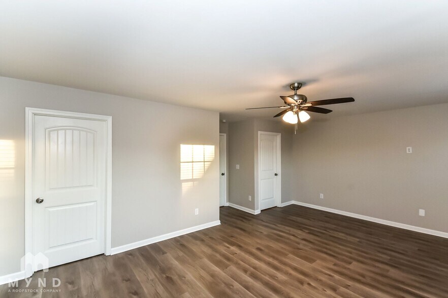 Building Photo - 828 Lake Chase