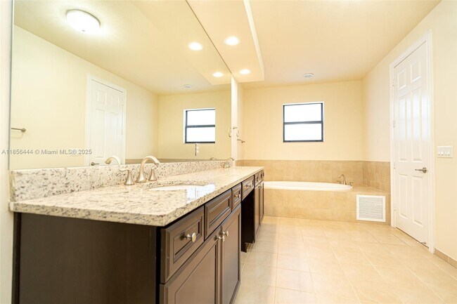 Building Photo - 9942 NW 86th Terrace