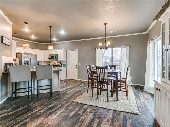 Building Photo - Gorgeous Home Located In Choctaw!!!