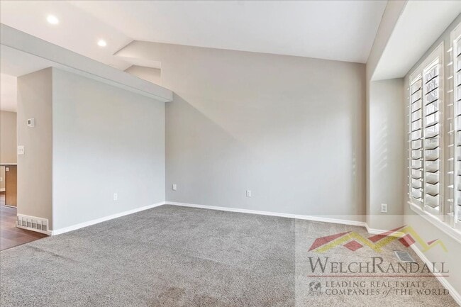 Building Photo - Stunning 5-Bedroom Home in Sandy – Move-In Ready