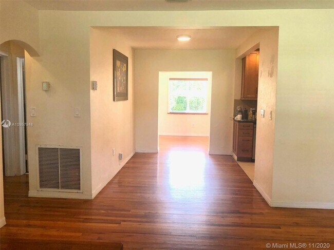 Building Photo - 5760 SW 51st St
