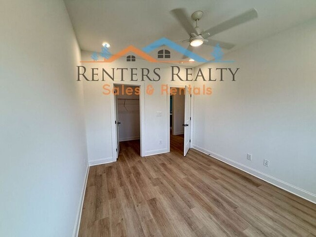 Building Photo - Stunning 3 Bedroom with Rooftop Terrace