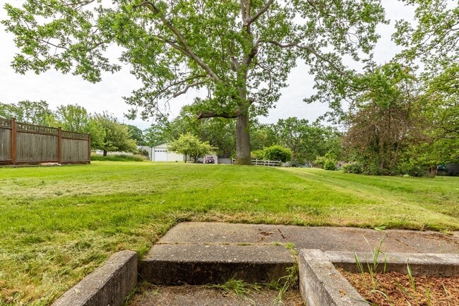 Building Photo - 3 Bedroom 2 Bath Home near Heart of Oak Ha...