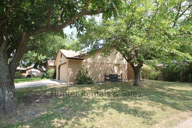 Building Photo - Country Trails Three Bedroom