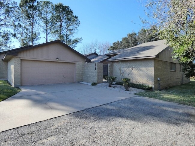Building Photo - 604 Golfview Dr